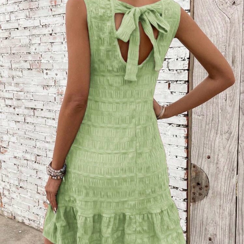 Chic Backless Green Dress with Bow Detail